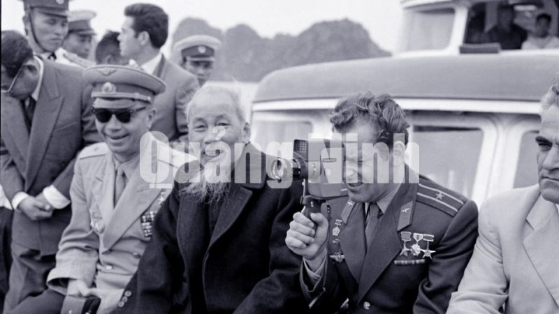 Chủ tịch Hồ Chí Minh trò chuyện cùng G.Titov và Đai sứ Liên Xô tại Việt Nam trên tầu Hải Lâm thăm Vịnh Hạ Long.
