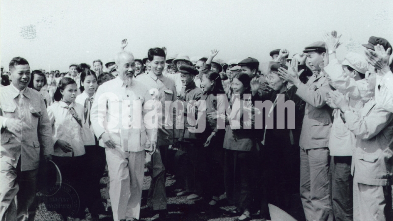 Đồng bào các dân tộc tỉnh Hải Ninh vui mừng đón Chủ tịch Hồ Chí Minh về thăm (19-2-1960).
