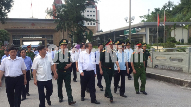 Đồng chí Phó Thủ tướng Thường trực Chính phủ thăm Cầu Bắc Luân I (8-2019). Ảnh: Hữu Việt