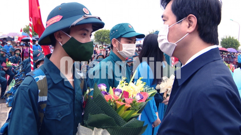 Chủ tịch UBND tỉnh Nguyễn Tường Văn tặng hoa chúc mừng và động viên các tân binh (3-2021). Ảnh: Quốc Hưng