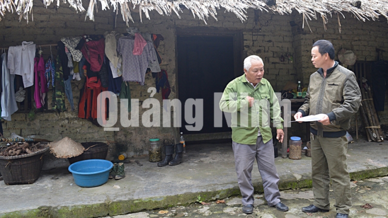 Cán bộ xã Đồn Đạc, huyện Ba Chẽ, khảo sát số hộ nghèo tại thôn Pắc Cáy. Ảnh: Hoàng Quỳnh