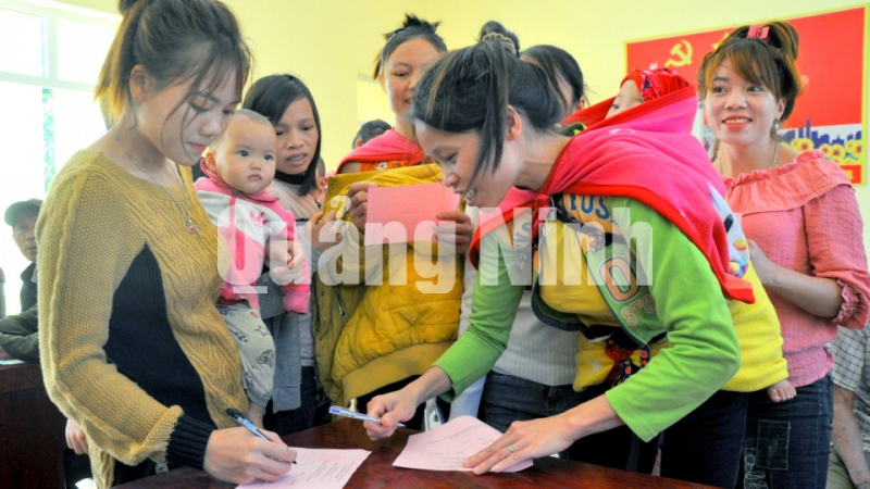 Cử tri thôn Khe Và, thị trấn Bình Liêu bỏ phiếu bầu trưởng thôn nhiệm kỳ 2020-2022 (1-2020). Ảnh: Minh Hà.