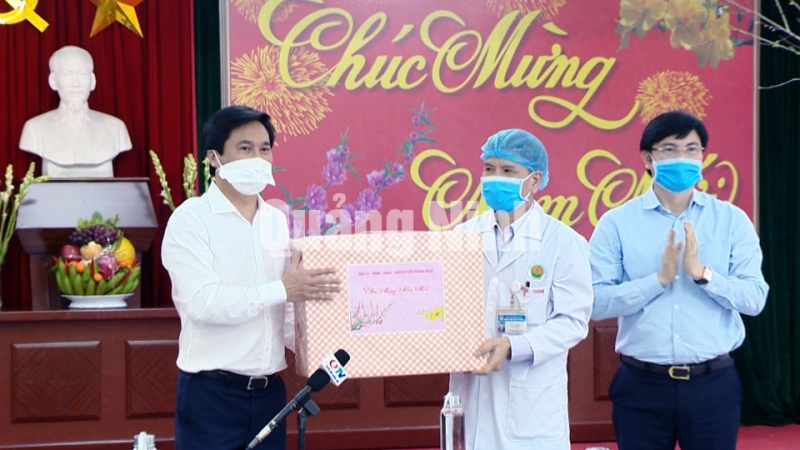 Chủ tịch UBND tỉnh Nguyễn Tường Văn tặng quà Tết cho đội ngũ y bác sỹ đang điều trị tại Bệnh viện số 2 (2-2021). Ảnh: Hữu Tuân