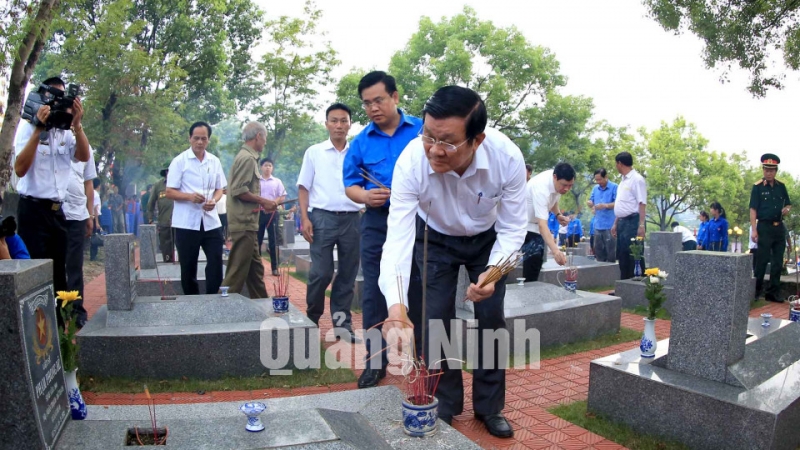 Chủ tịch nước viếng Nghĩa trang liệt sĩ Hà Tu.