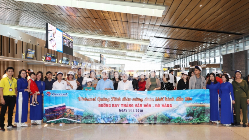 Những hành khách đầu tiên bay chuyến Vân Đồn - Đà Nẵng (11-2019). Ảnh: Hùng Sơn