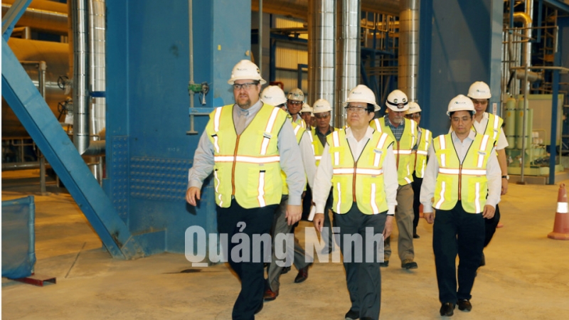 Chủ tịch nước Trương Tấn Sang thăm nhà máy nhiệt điện Mông Dương.