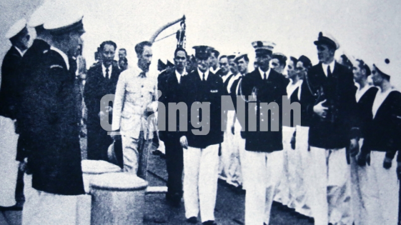 Chủ tịch Hồ Chí Minh duyệt đội danh dự trên chiến hạm Emile Bertin ở Vịnh Hạ Long (24-3-1946).