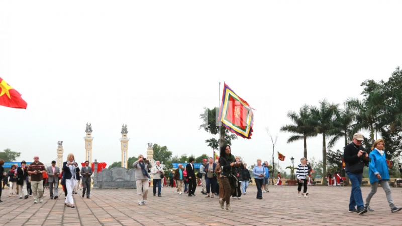 Du khách quốc tế tham quan di tích đền Trần Hưng Đạo - miếu Vua Bà (2-2014). Ảnh: Ngô Đình Dũng (CTV)