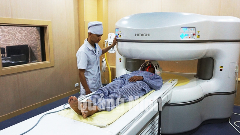Các bác sĩ tại TTYT huyện Hoành Bồ chuẩn bị chụp cắt lớp cho bệnh nhân bằng máy chụp cộng hưởng từ (10-2018). Ảnh: Minh Đức