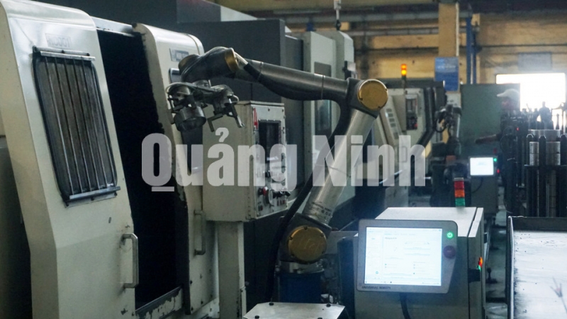 Công ty CP Công nghiệp ô tô - Vinacomin đầu tư trang thiết bị hiện đại trong sản xuất (3-2020). Ảnh: Minh Đức