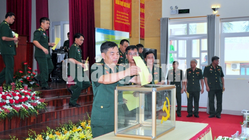 Đại hội tiến hành bỏ phiếu bầu Ban Chấp hành Đảng bộ BĐBP tỉnh Quảng Ninh khóa XVIII, nhiệm kỳ 2020-2025 (6-2020). Ảnh: Minh Hà