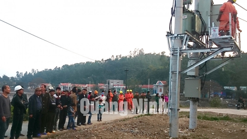 Điện lực Quảng Ninh đóng điện thành công tại trạm biến áp Thắng Lợi 2 trước sự chứng kiến của đông đảo người dân xã Thắng Lợi.
