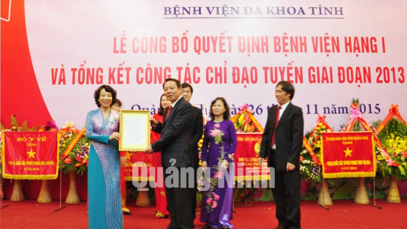 Đồng chí Vũ Thị Thu Thủy, Phó Chủ tịch UBND tỉnh trao quyết định công nhận bệnh viện hạng I cho Bệnh viện Đa khoa Quảng Ninh