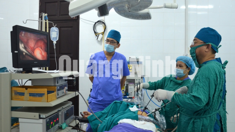 Phẫu thuật cắt u xơ tử cung cho người bệnh tại Trung tâm Y tế huyện Tiên Yên (11-2019). Ảnh: Nguyễn Hoa