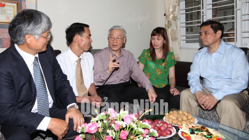 Đồng chí Tổng Bí thư thăm gia đình anh Hoàng Văn Bưởng thợ lò bậc 6/6 Xí nghiệp Than Giáp Khẩu.