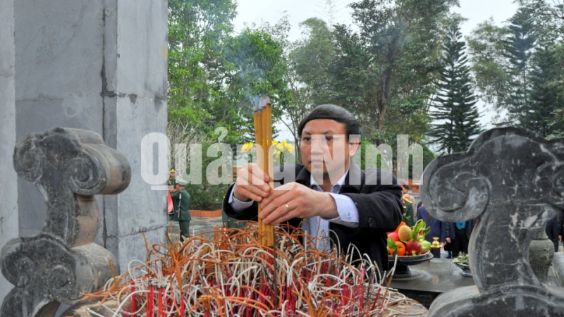 Bí thư Tỉnh ủy đặt vòng hoa, dâng hương tại Đài Tưởng niệm Pò Hèn (1-2020). Ảnh: Minh Hà