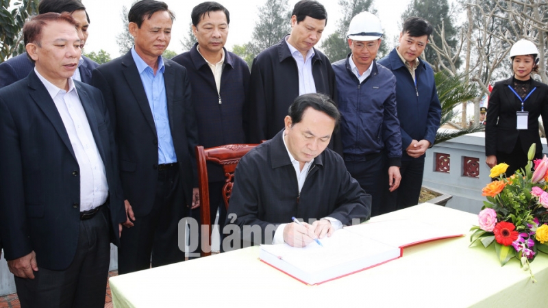 Chủ tịch nước Trần Đại Quang viết cảm tưởng khi về thăm Khu di tích. Ảnh: Đỗ Phương