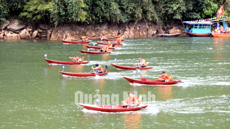 Hội thi đua thuyền của các xã trên địa bàn huyện (4-2018). Ảnh: Thành Công