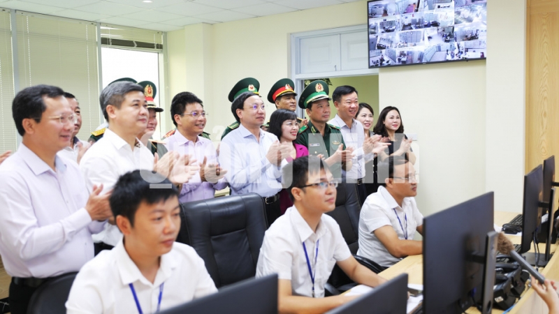 Bí thư Tỉnh ủy Nguyễn Xuân Ký phát lệnh đóng điện ra đảo Trần (8-2020). Ảnh: Đỗ Phương