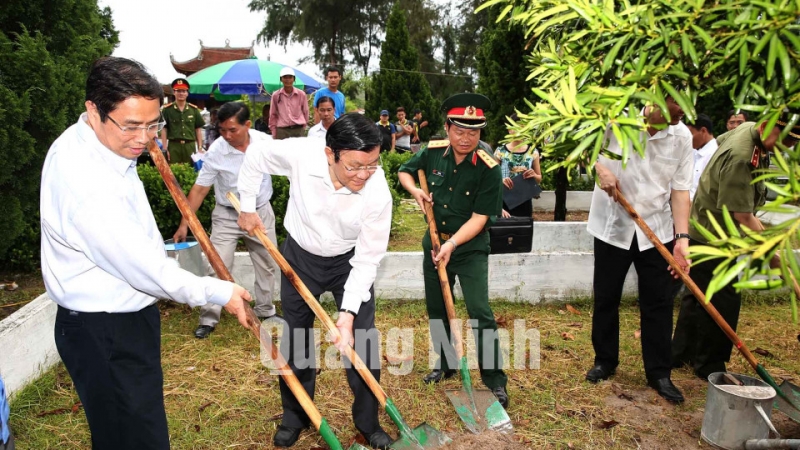 Chủ tịch nước Trương Tấn Sang trồng cây lưu niệm trên huyện đảo Cô Tô.