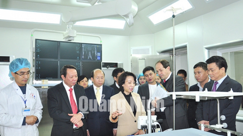 Lãnh đạo tỉnh, Sở Y tế thăm Bệnh viện Đa khoa Quảng Ninh, nhân dịp Bệnh viện nâng hạng I. Ảnh Hoàng Quý