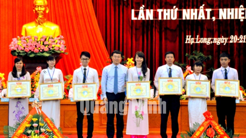 Trung ương Hội Sinh viên Việt Nam và Tỉnh Đoàn trao bằng khen cho các tập thể và cá nhân có thành tích xuất sắc trong học tập và tham gia công tác Đoàn, Hội.