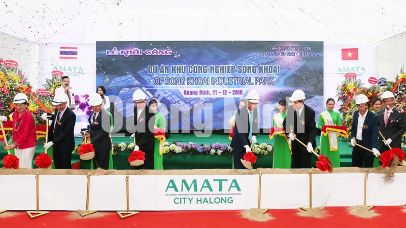 Các đồng chí lãnh đạo T.Ư, tỉnh Quảng Ninh và Tập đoàn Amata động thổ khởi công dự án đầu tư xây dựng kinh doanh cơ sở hạ tầng kỹ thuật KCN Sông Khoai (21-12-2018). Ảnh: Đỗ Phương