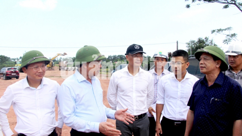Bí thư Tỉnh ủy Nguyễn Xuân Ký kiểm tra công tác GPMB dự án cao tốc Vân Đồn - Móng Cái tại huyện Đầm Hà (7-2020). Ảnh: Thu Chung.