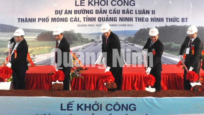 Sáng 15-3-2015, tại khu I, phường Hải Hòa (TP Móng Cái), UBND tỉnh phối hợp với Tập đoàn đầu tư phát triển An Đắc tổ chức khởi công Dự án đường dẫn cầu Bắc Luân II. Ảnh: Thái Cảnh