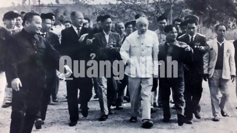 Chủ tịch Hồ Chí Minh thăm, chúc tết nhân dân Uông Bí, công nhân cồn trường xây dựng Nhà máy Điện Uông Bí, mỏ than Vàng Danh, ngày mùng 1 tết Ất Tỵ (2-2-1965).
