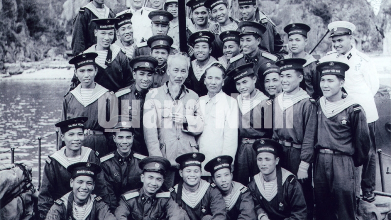 Chủ tịch Hồ Chí Minh và đồng chí Nguyễn Lương Bằng, Trưởng ban Kiểm tra T.Ư Đảng chụp ảnh lưu niệm cùng cán bộ, chiến sĩ tầu hải quân T.524 tại cảng Bãi Cháy.