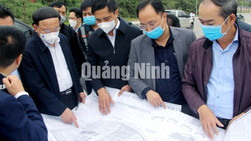 Bí thư Tỉnh ủy Nguyễn Xuân Ký khảo sát vị trí quy hoạch xây dựng các trung tâm thương mại có quy mô lớn (3-2021). Ảnh: Thu Chung