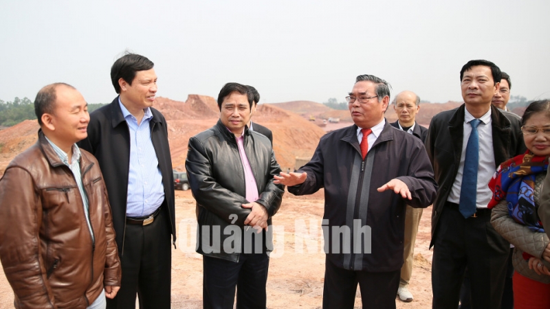 Đồng chí Lê Hồng Anh, Nguyên Ủy viên Bộ Chính trị, Thường trực Ban Bí thư thăm công trường thi công dự án Cảng hàng không Quảng Ninh.