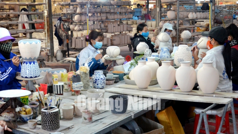 Sản xuất gốm sứ tại Công ty TNHH gốm sứ Quang Vinh (12-2017). Ảnh: Phương Thúy