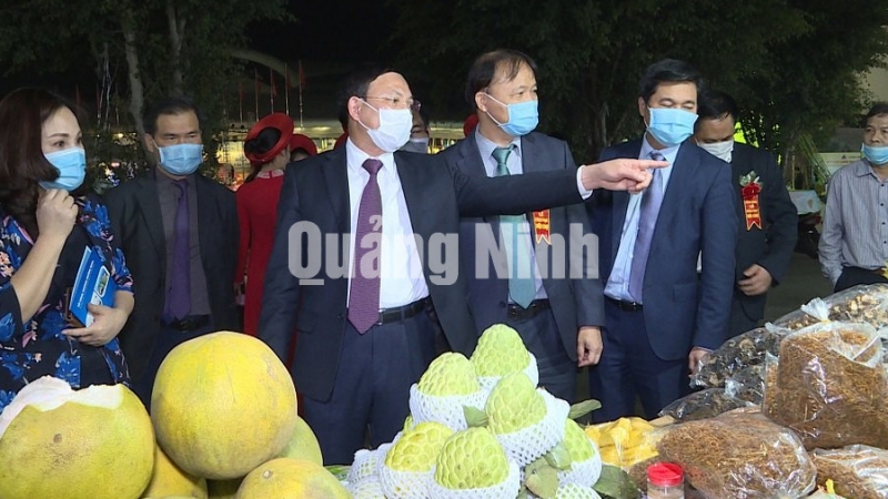 Các đồng chí lãnh đạo tham quan các gian hàng tại hội chợ triển lãm (12-2020). Ảnh: Dương Hương