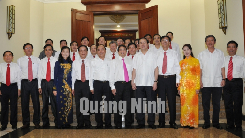 Các đồng chí trong Bộ Chính trị chụp ảnh lưu niệm với các đại biểu tỉnh Quảng Ninh trong giờ giải lao.