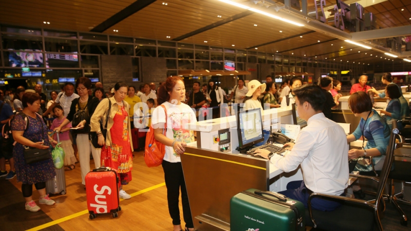 Hành khách làm thủ tục tại Cảng hàng không quốc tế Vân Đồn để đi chuyến bay Vân Đồn - Hồ Nam vào lúc 3h (24-7-2019). Ảnh: Đỗ Phương