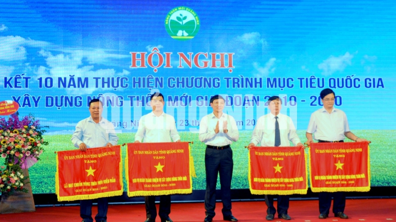 Bí thư Tỉnh ủy, Chủ tịch HĐND tỉnh Nguyễn Xuân Ký trao cờ cho các đơn vị hoàn thành nhiệm vụ xây dựng NTM giai đoạn 2016-2020 (9-2019). Ảnh: Minh Hà