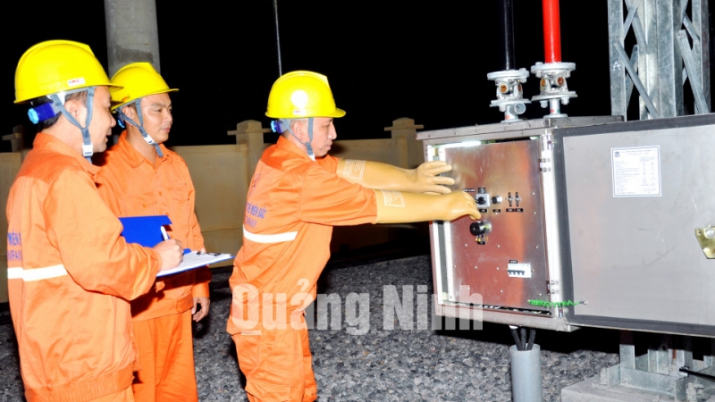 Ngành điện chính thức đóng điện đưa điện lưới quốc gia ra huyện đảo Cô Tô.