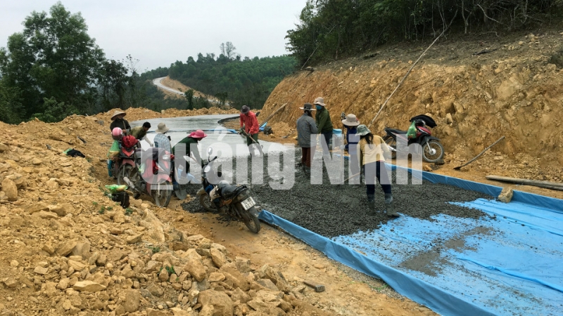 Người dân xã Kỳ Thượng (TP Hạ Long) tham gia làm đường bê tông liên thôn (12-2019). Ảnh: Vạn Thảo