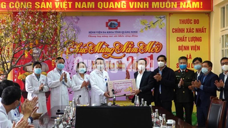 Đồng chí Nguyễn Xuân Ký tặng quà và lì xì năm mới cán bộ, y, bác sĩ, người lao động tại Bệnh viện Đa khoa tỉnh (2-2021). Ảnh: Hồng Nhung