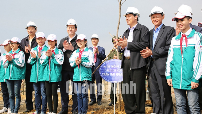 Các đồng chí lãnh đạo Trung ương, tỉnh Quảng Ninh trồng cây tại khai trường Công ty CP Than Đèo Nai. Ảnh: Đỗ Phương