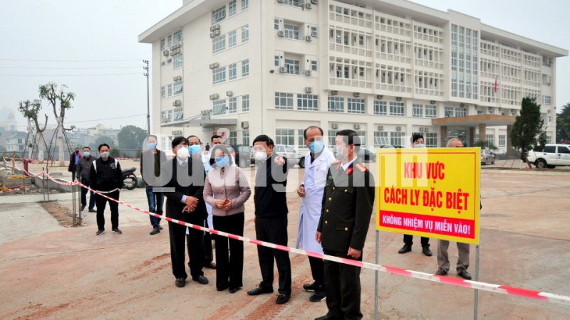 Bí thư Tỉnh ủy Nguyễn Xuân Ký chỉ đạo các phương án gấp rút hoàn thành bệnh viện cách ly đặc biệt (2-2020). Ảnh: Minh Hà