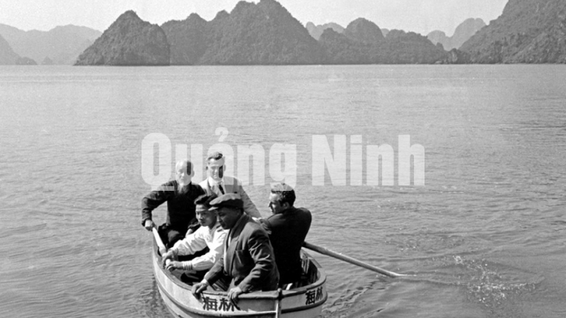 Chủ tịch Hồ Chí Minh cùng G.Titov và Đại sứ Liên Xô tại Việt Nam ngồi xuồng do đích thân G.Titov chèo, ghé vào hòn đảo trên Vịnh Hạ Long mà sau đó được Người đặt tên là đảo G.Titov.