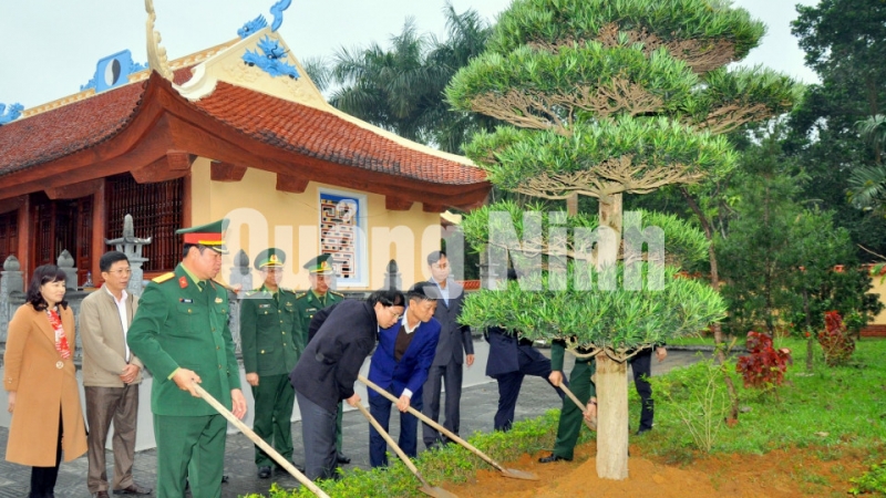 Bí thư Tỉnh ủy trồng cây lưu niệm tại Khu Tưởng niệm các anh hùng liệt sĩ Pò Hèn (1-2020). Ảnh: Minh Hà