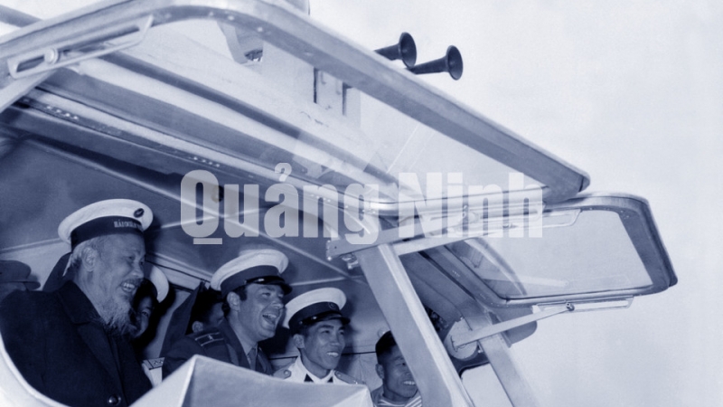 Chủ tịch Hồ Chí Minh và anh hùng vũ trụ Liên Xô Giecsman Titốp trên tàu Hải quân thăm Vịnh Hạ Long (22-1-1962).