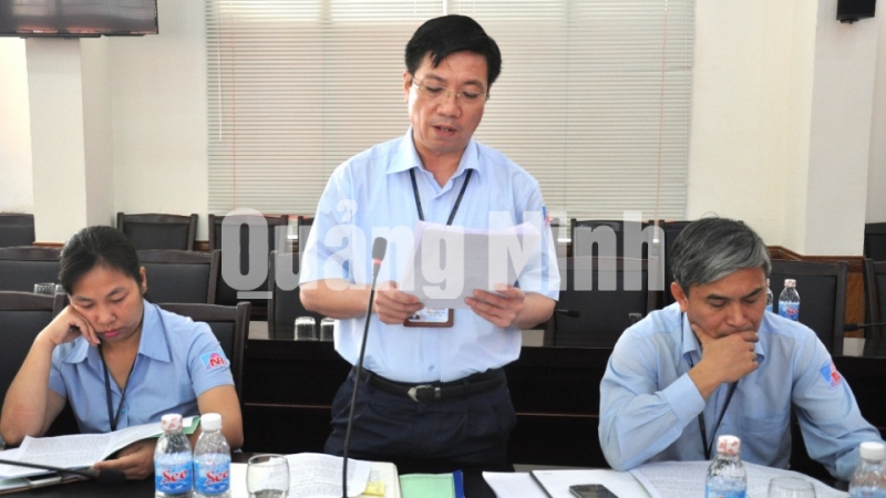 Lãnh đạo Công ty CP Than Núi Béo báo cáo tình hình thực hiện Quy chế dân chủ ở doanh nghiệp.