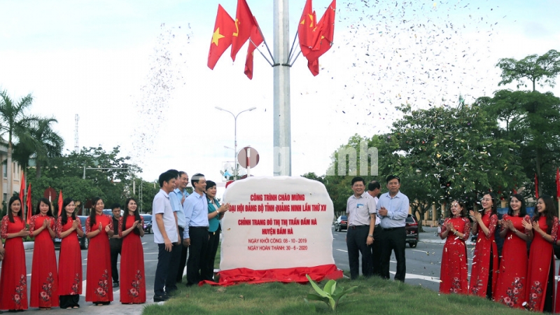 Các đại biểu gắn biển công trình Chỉnh trang đô thị, thị trấn Đầm Hà, huyện Đầm Hà (9-2020). Ảnh: Hữu Việt