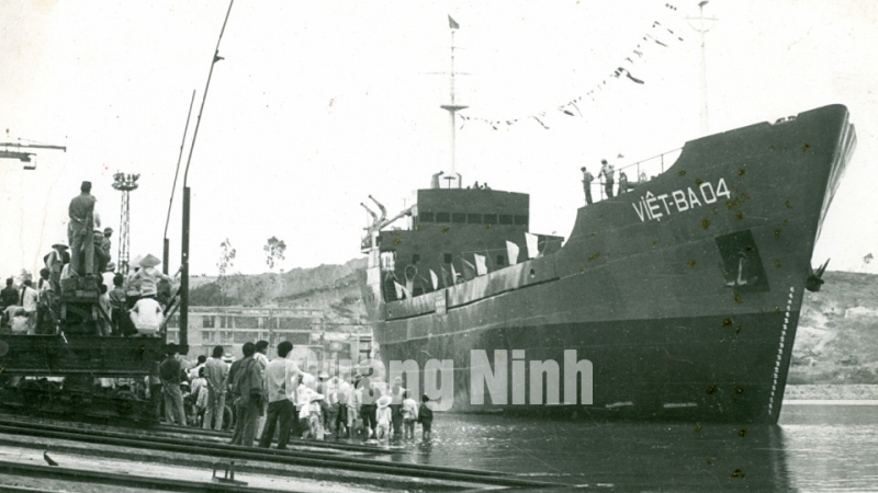 Hạ thủy tàu Việt Ba năm 1983.