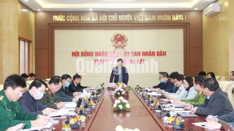Đồng chí Nguyễn Tường Văn, Chủ tịch UBND tỉnh, phát biểu kết luận buổi làm việc với TP Móng Cái (12-2020). Ảnh: Mạnh Trường